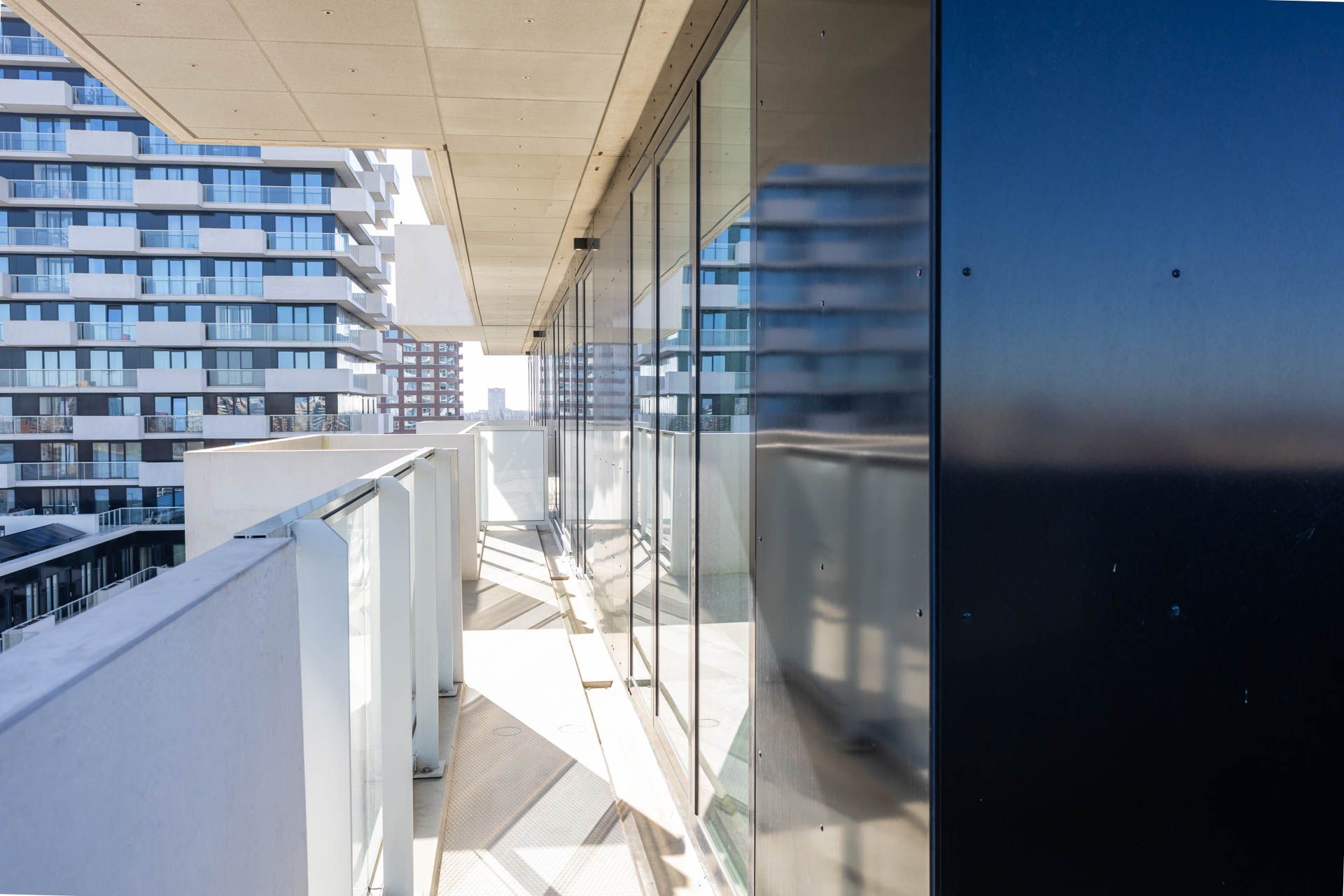 Luxury apartment with spectacular city and water views in the Imagine building — 27