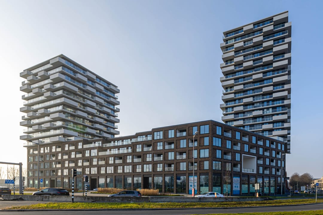 Luxury apartment with spectacular city and water views in the Imagine building — 41