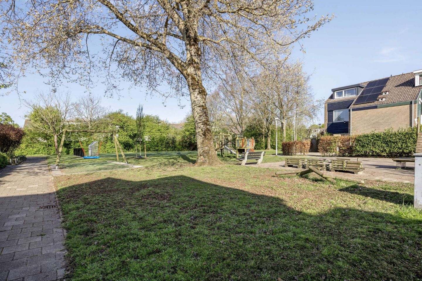Spacious terraced house with four bedrooms in green Pax neighborhood of Hoofddorp — 34