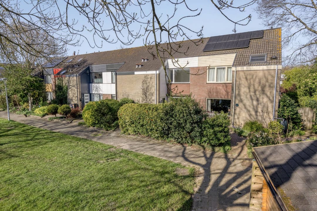 Spacious terraced house with four bedrooms in green Pax neighborhood of Hoofddorp — 32
