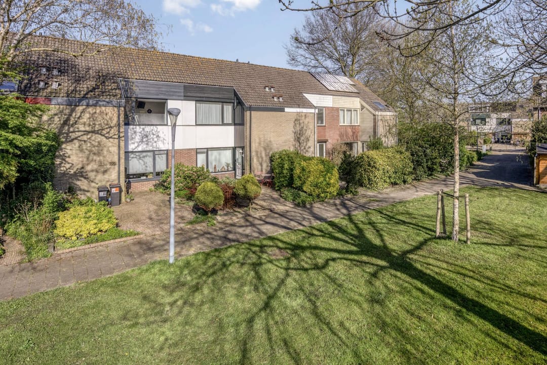 Spacious terraced house with four bedrooms in green Pax neighborhood of Hoofddorp — 31