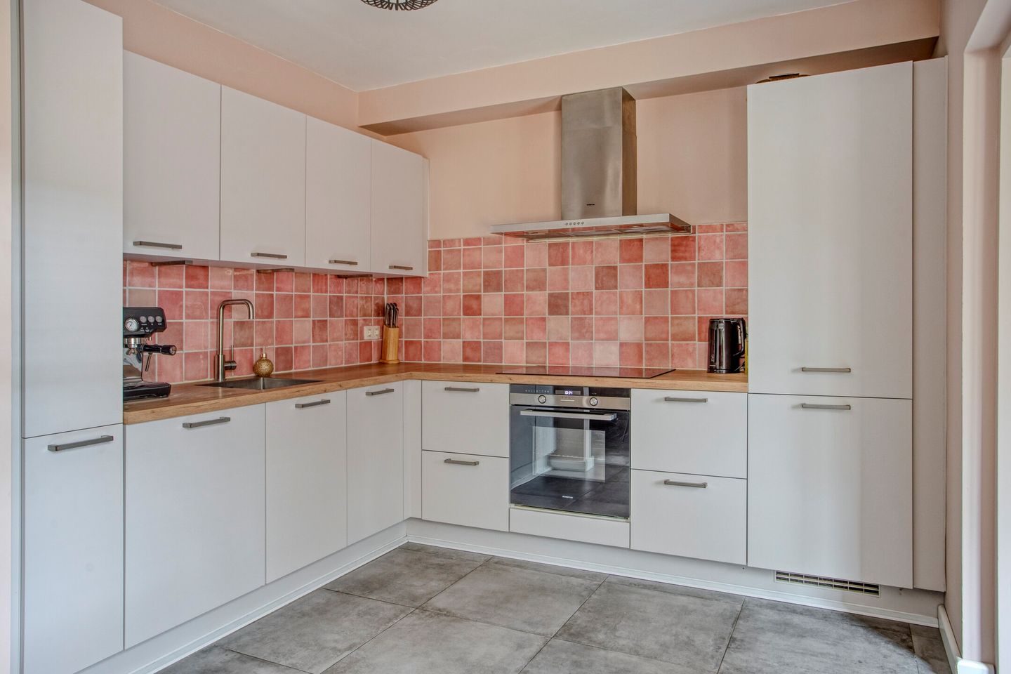 Move-In Ready Spacious Family Home with Two Bathrooms in Hendrik-Ido-Ambacht — 20