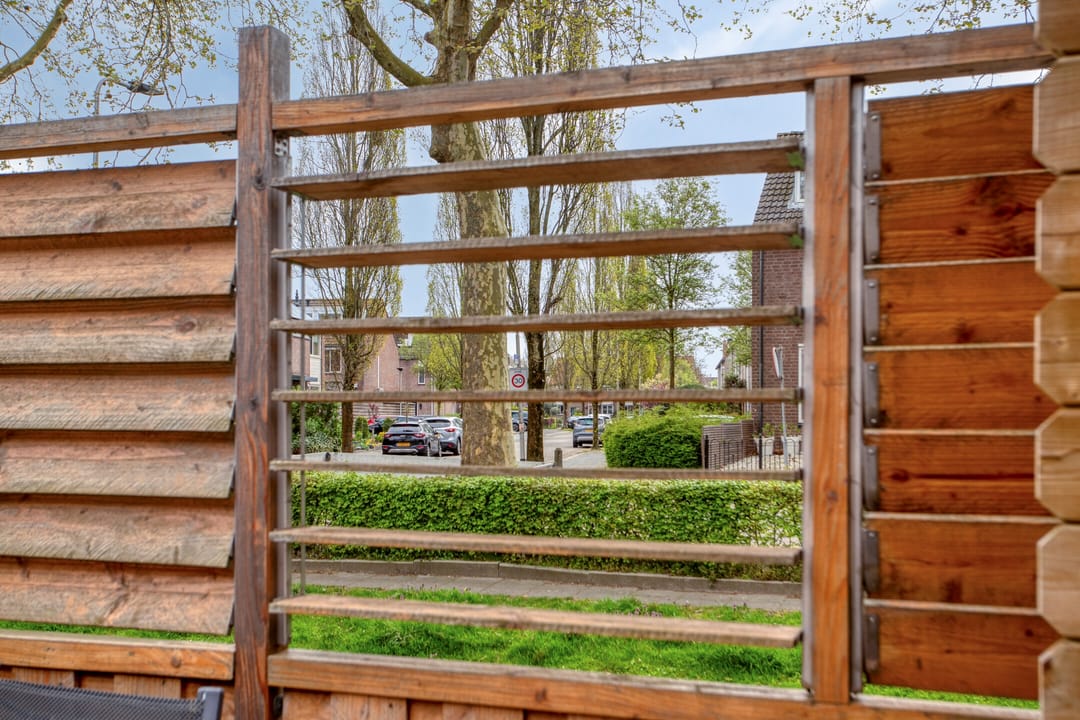 Move-In Ready Spacious Family Home with Two Bathrooms in Hendrik-Ido-Ambacht — 26