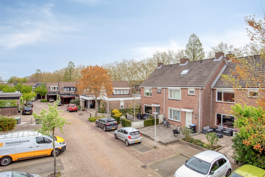 Move-In Ready Spacious Family Home with Two Bathrooms in Hendrik-Ido-Ambacht — 46
