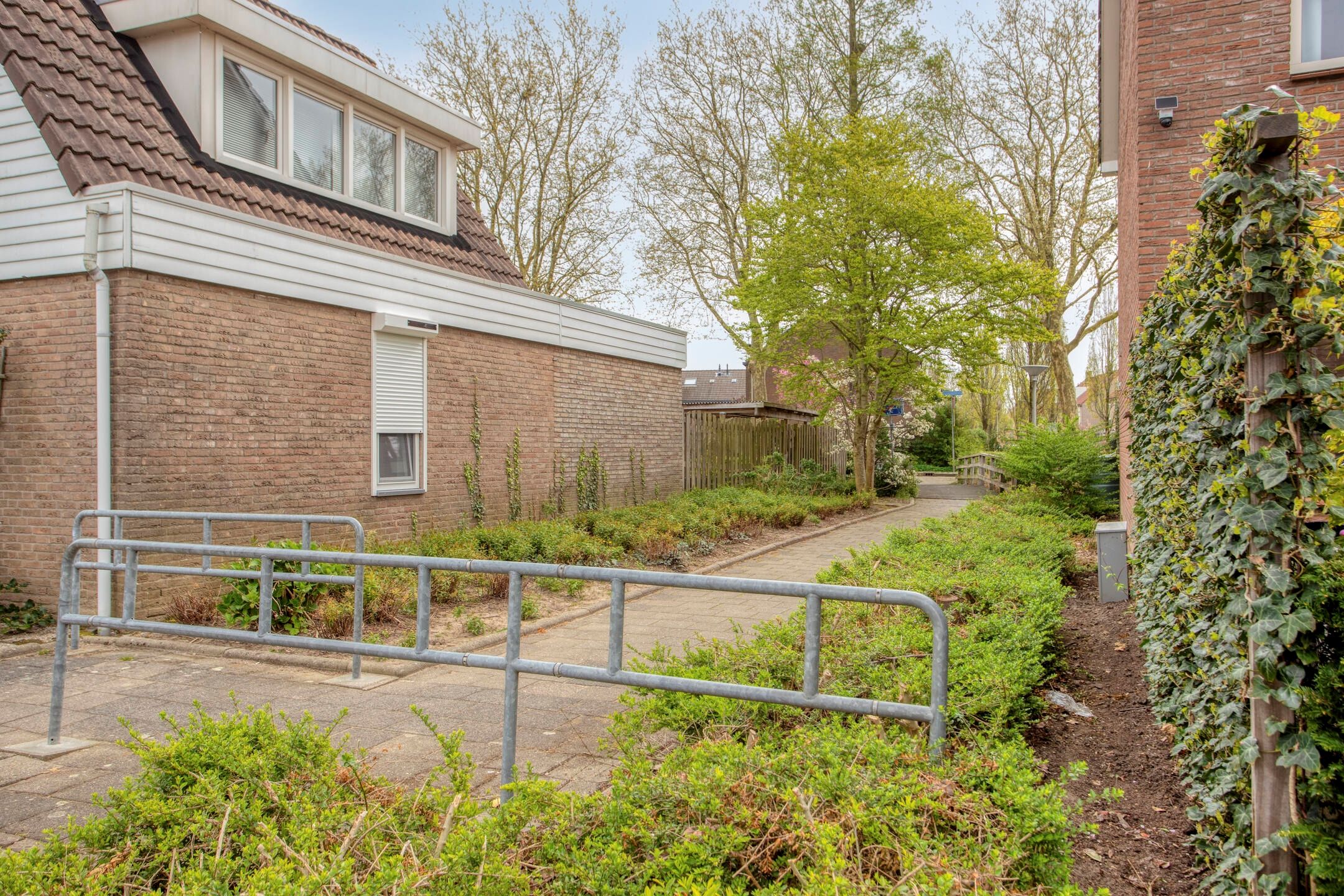 Move-In Ready Spacious Family Home with Two Bathrooms in Hendrik-Ido-Ambacht — 51
