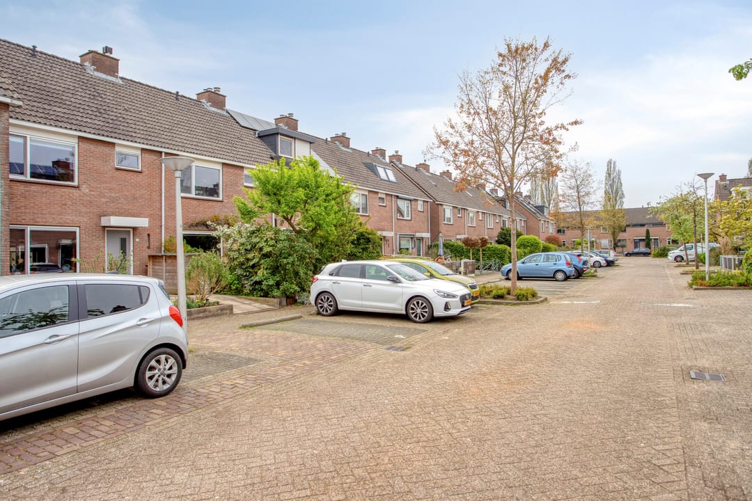 Move-In Ready Spacious Family Home with Two Bathrooms in Hendrik-Ido-Ambacht — 52