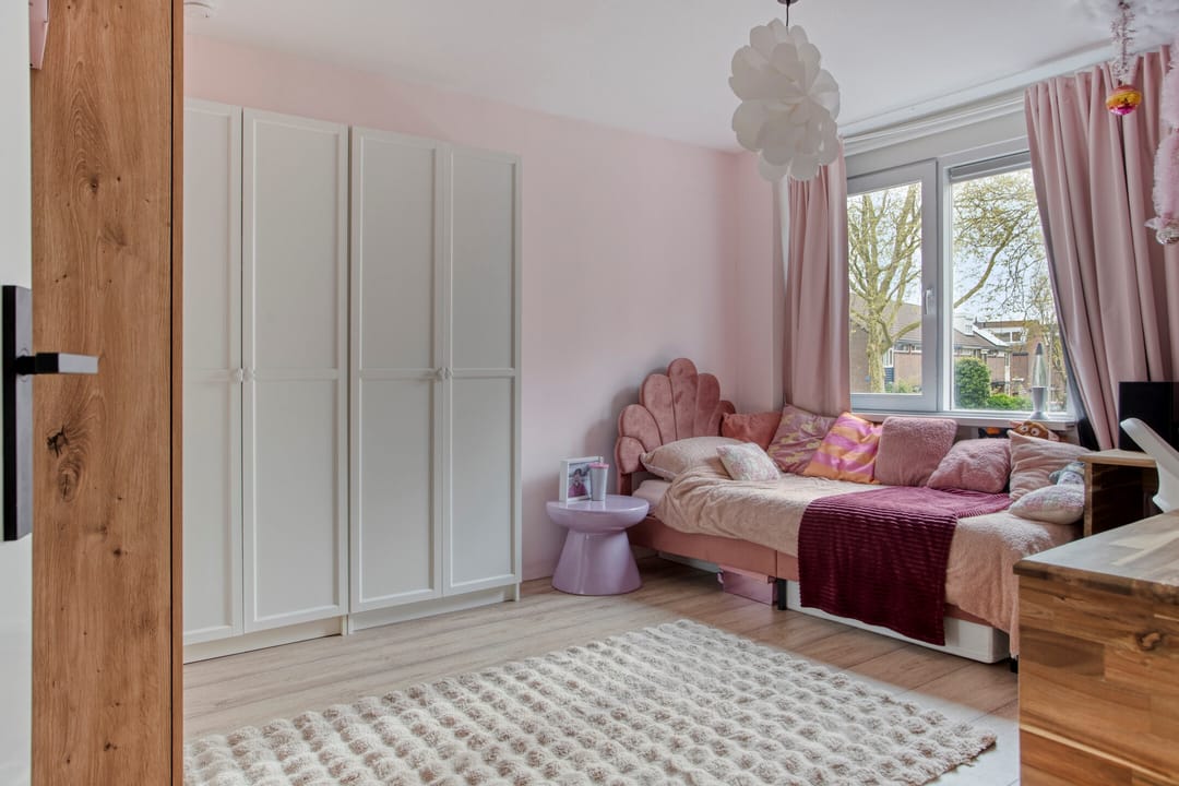 Move-In Ready Spacious Family Home with Two Bathrooms in Hendrik-Ido-Ambacht — 28