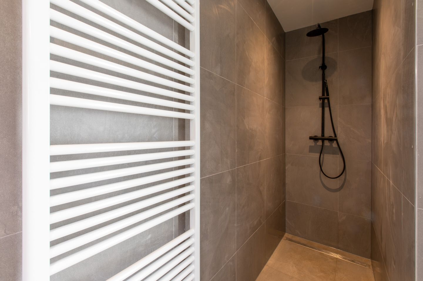 Renovated Double Upper Apartment with Three Bedrooms and Sunny Rooftop Terrace — 25