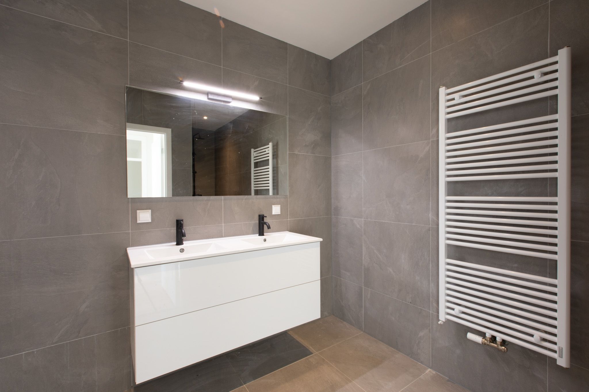 Renovated Double Upper Apartment with Three Bedrooms and Sunny Rooftop Terrace — 24