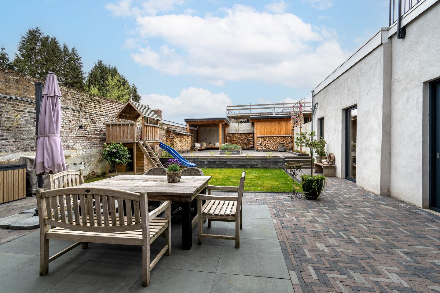Unique spacious townhouse with luxury finish and 6 to 7 rooms in Simpelveld center — 40