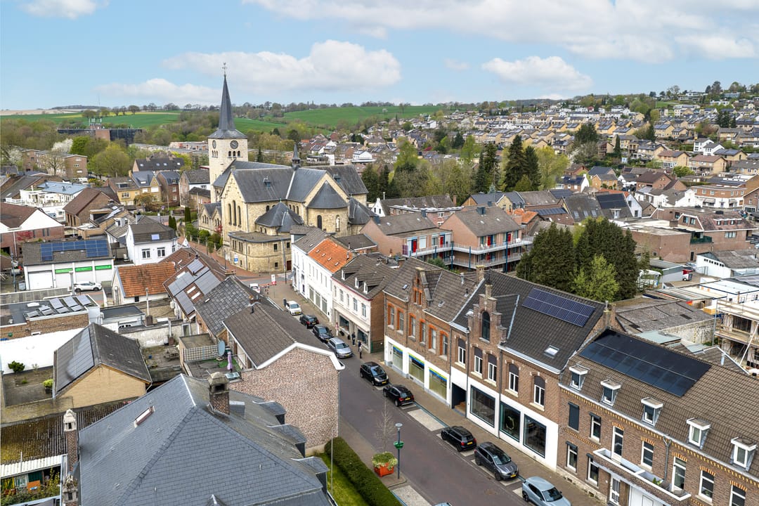 Unique spacious townhouse with luxury finish and 6 to 7 rooms in Simpelveld center — 52
