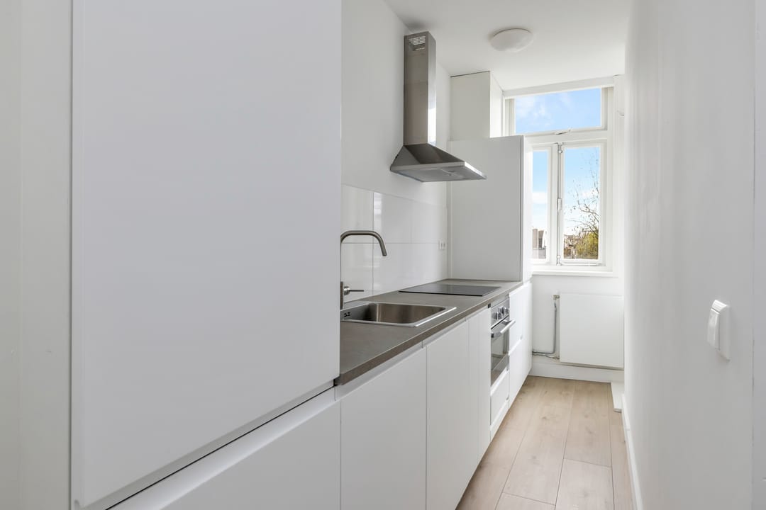 Renovated 3-Room Apartment with Balcony in Rotterdam Oud Charlois — 13