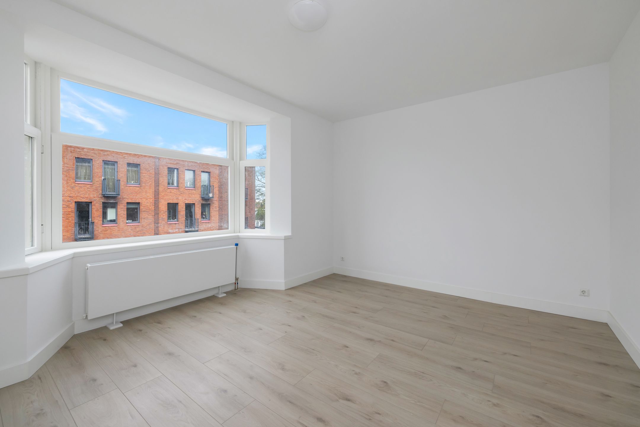Renovated 3-Room Apartment with Balcony in Rotterdam Oud Charlois — 15