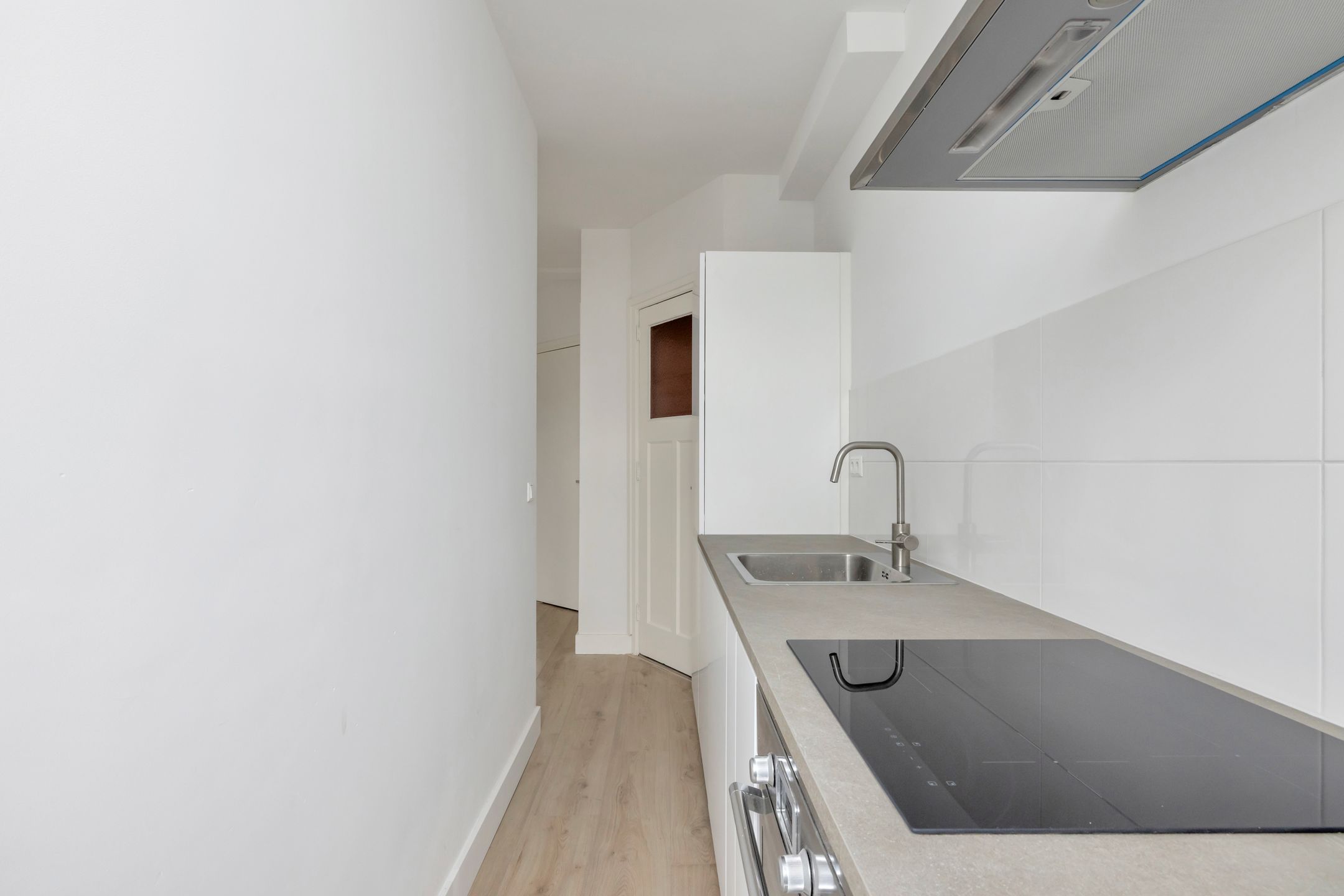 Renovated 3-Room Apartment with Balcony in Rotterdam Oud Charlois — 18