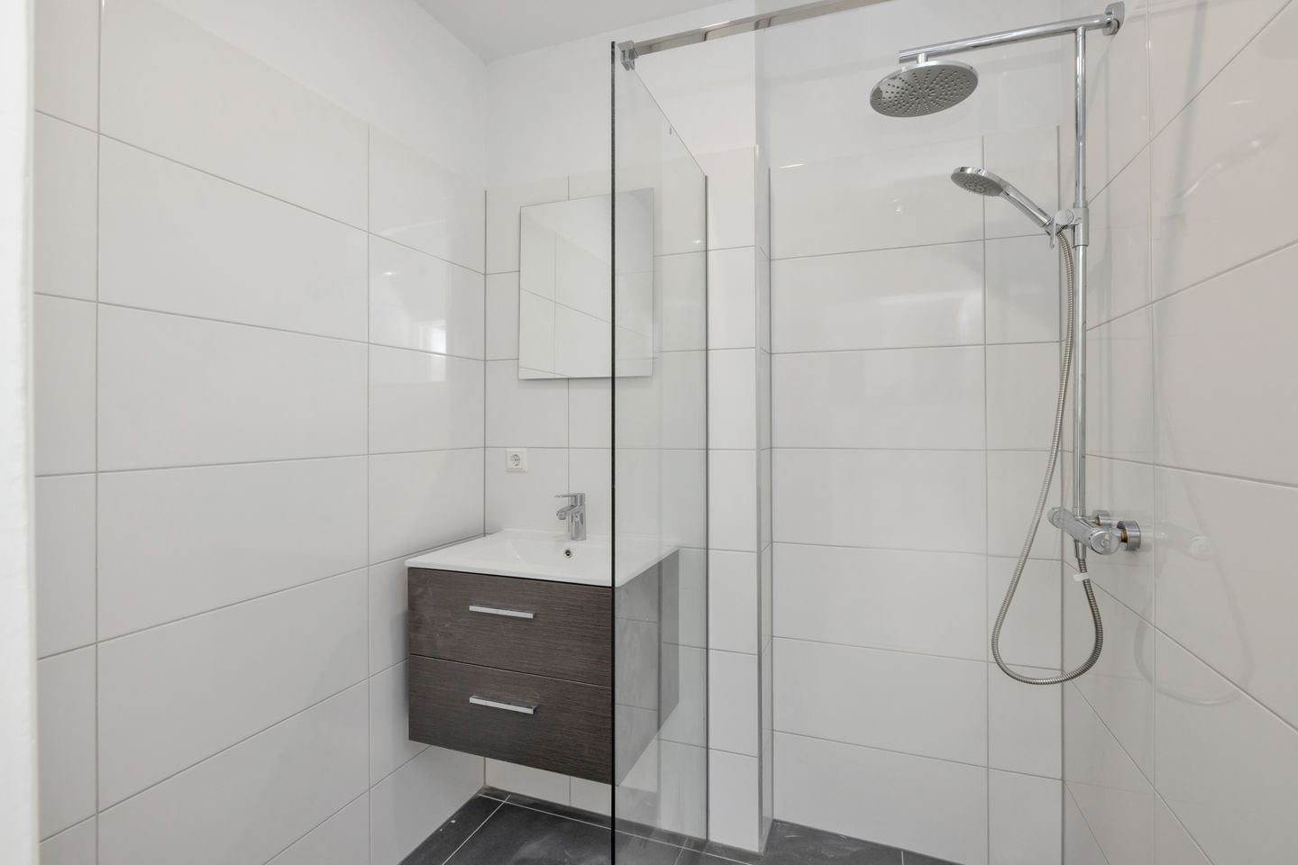 Renovated 3-Room Apartment with Balcony in Rotterdam Oud Charlois — 19