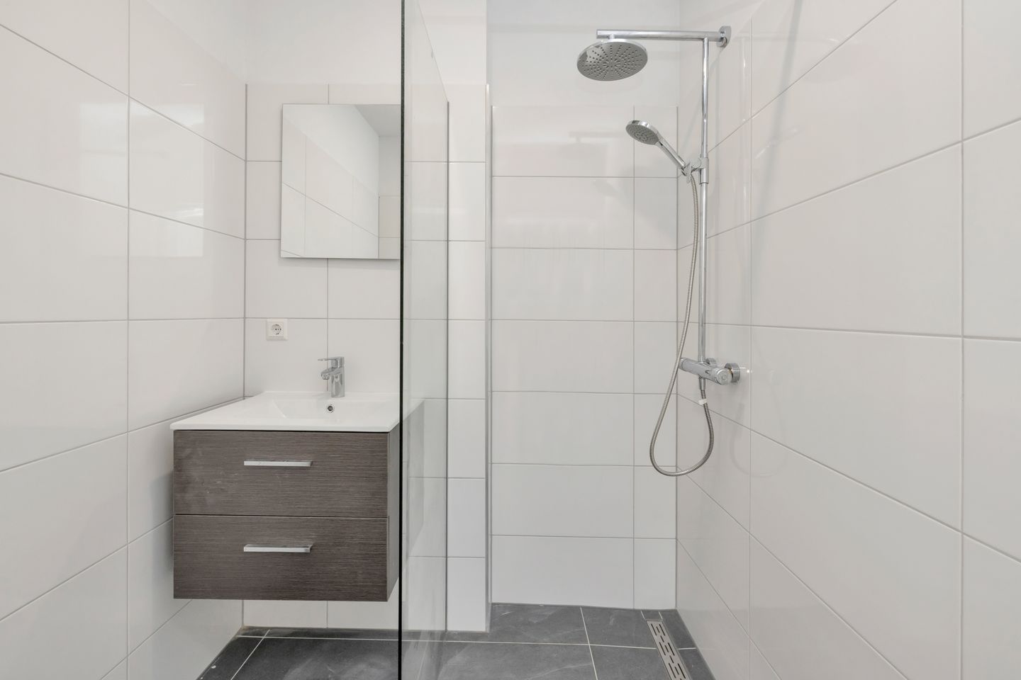 Renovated 3-Room Apartment with Balcony in Rotterdam Oud Charlois — 20