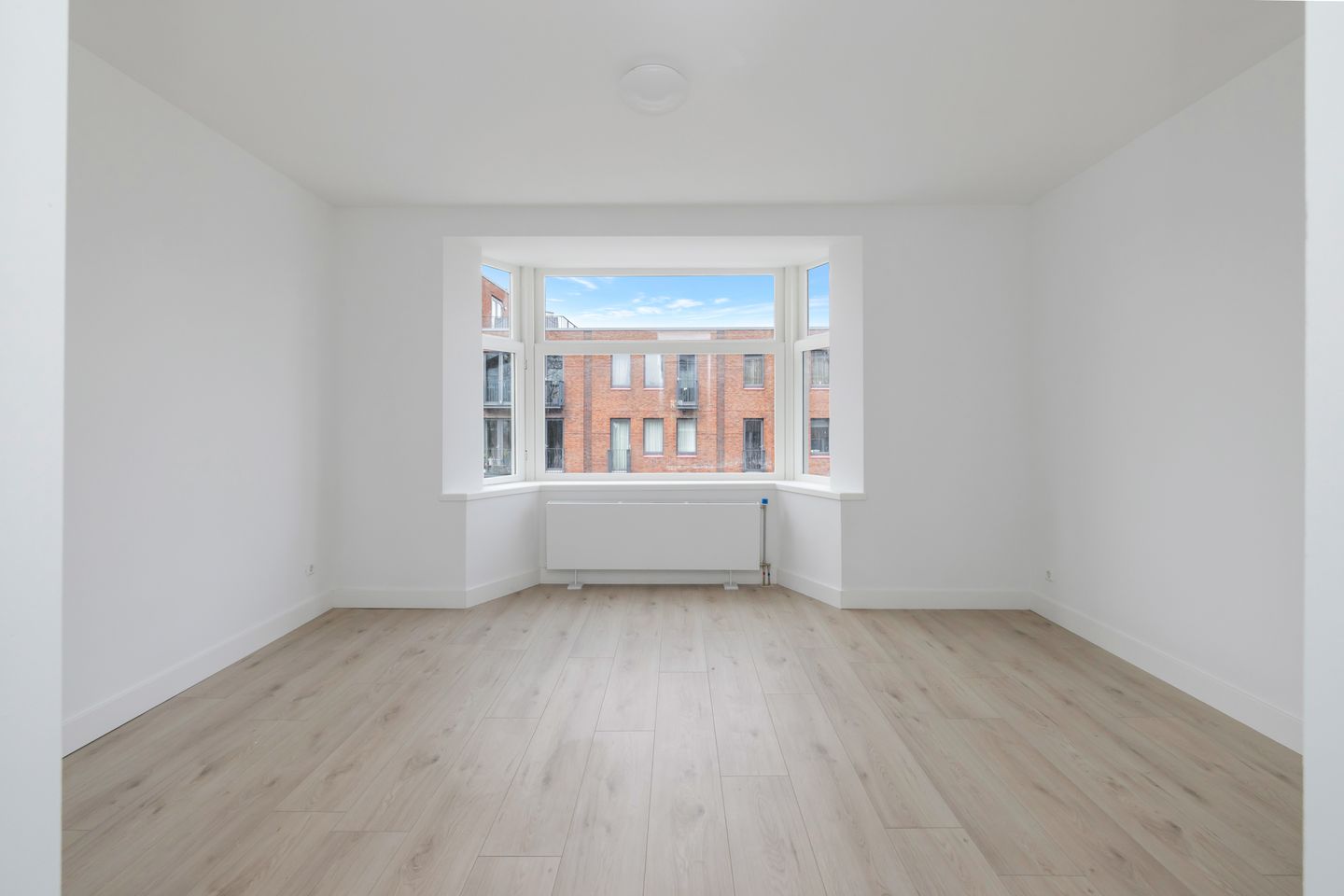Renovated 3-Room Apartment with Balcony in Rotterdam Oud Charlois — 14