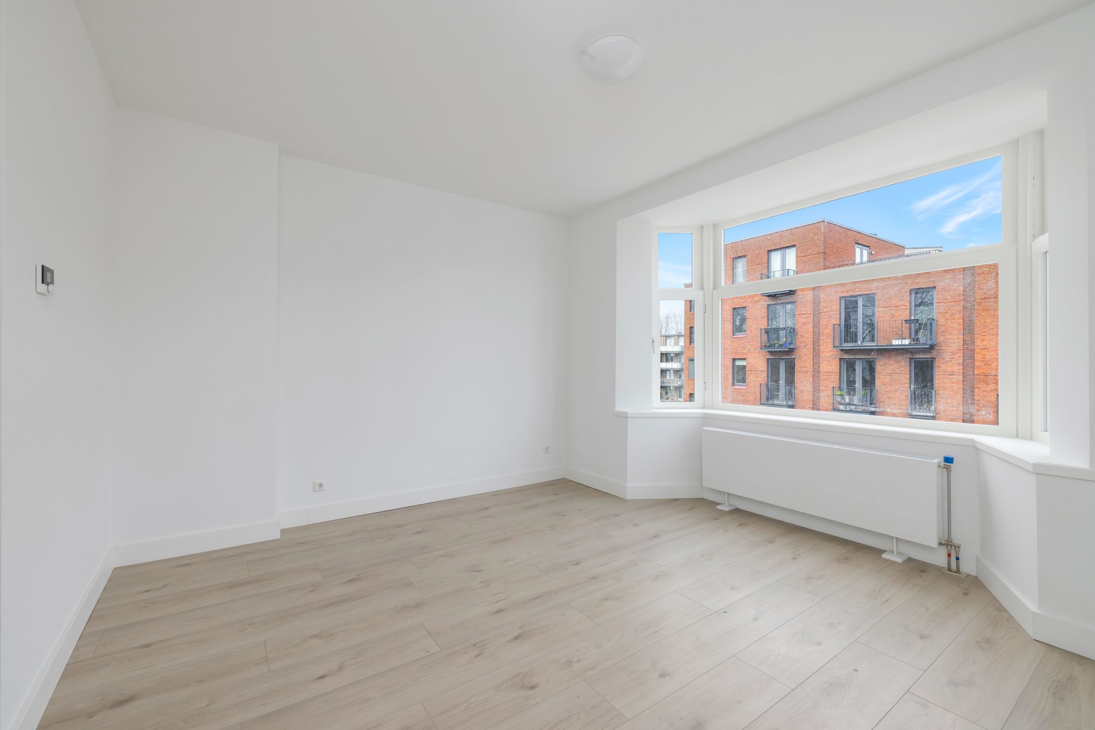 Renovated 3-Room Apartment with Balcony in Rotterdam Oud Charlois — 12
