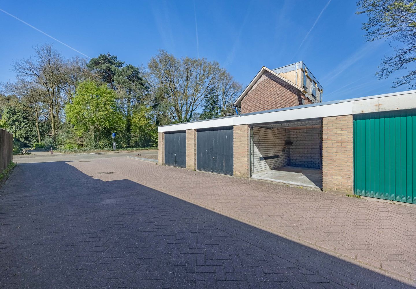 Spacious semi-detached family home with garage in quiet green setting of Veltum — 34