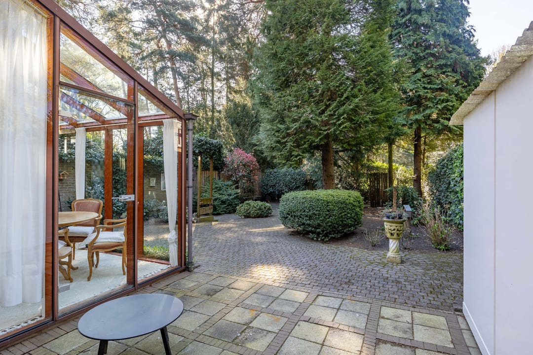 Spacious semi-detached family home with garage in quiet green setting of Veltum — 37