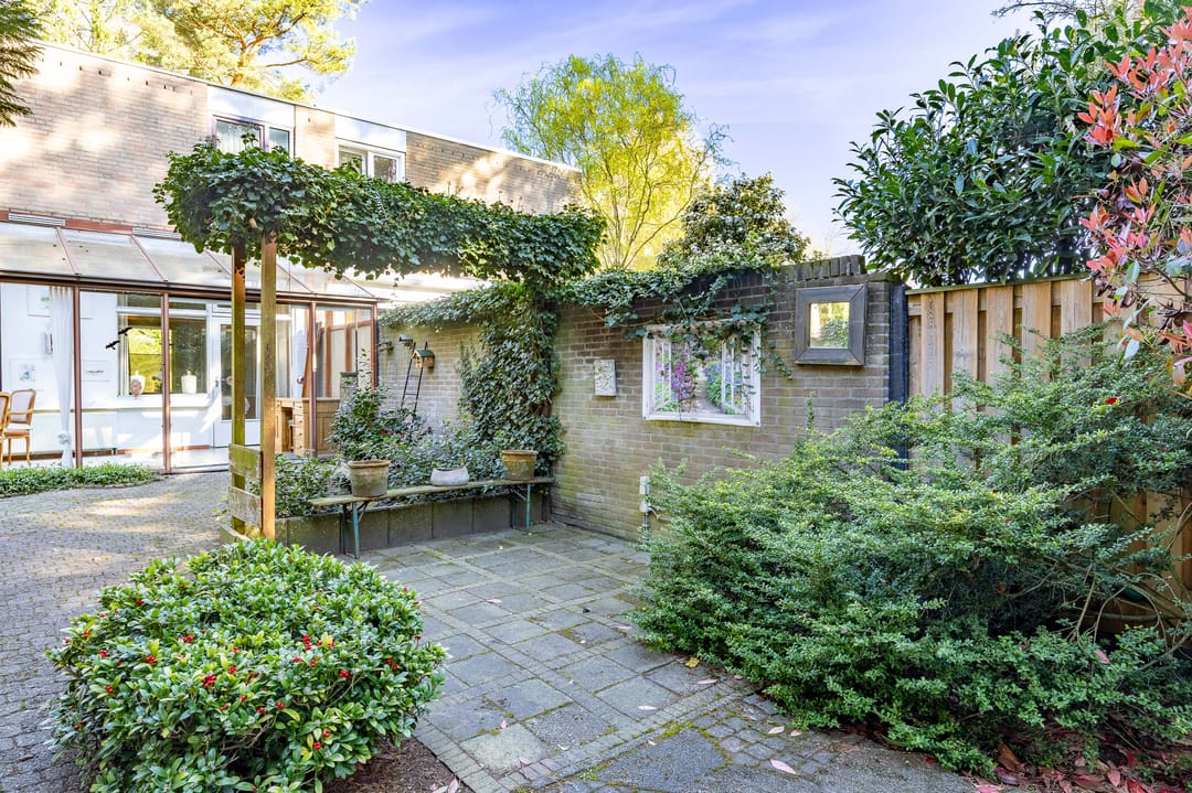 Spacious semi-detached family home with garage in quiet green setting of Veltum — 38