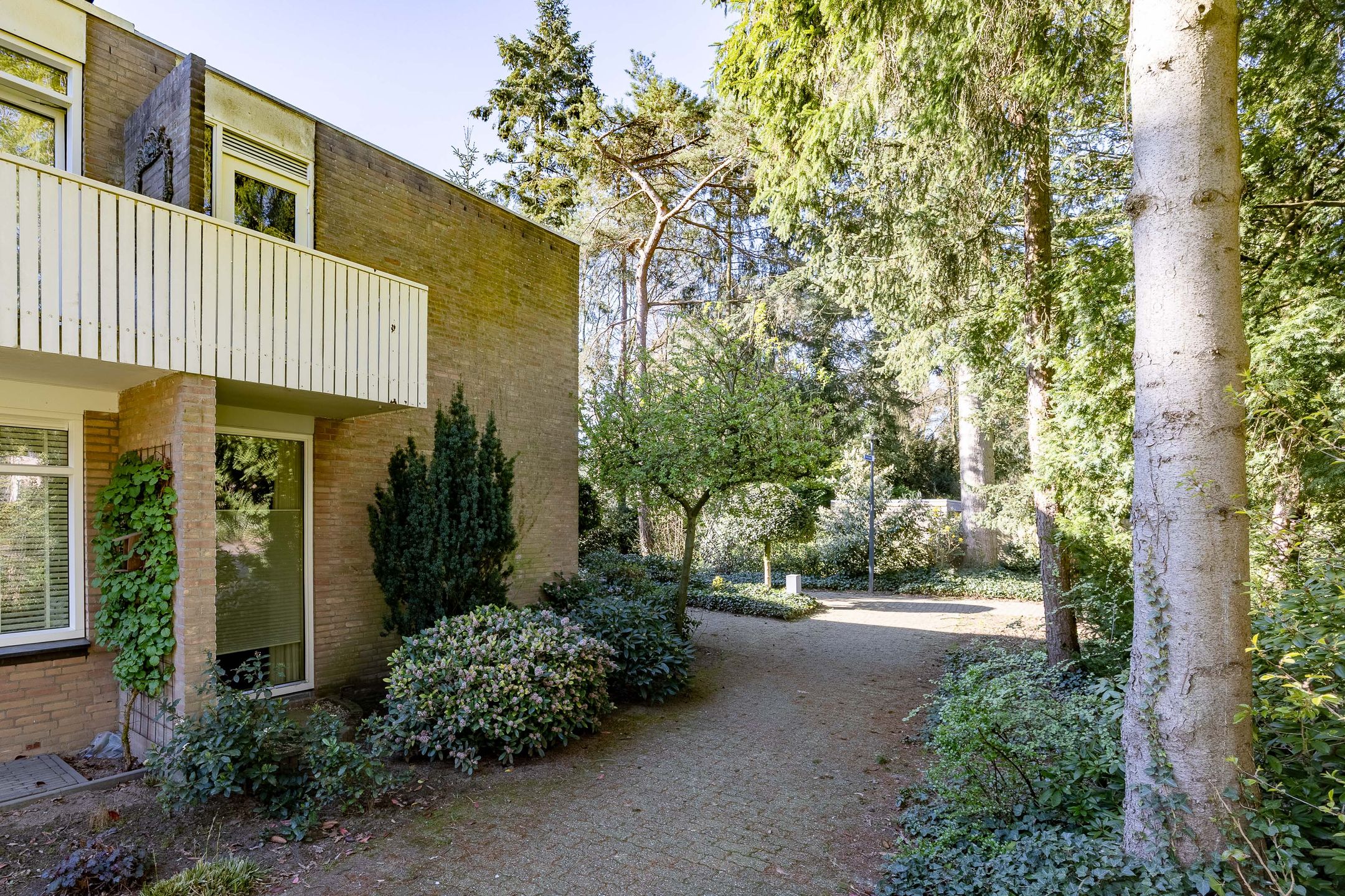 Spacious semi-detached family home with garage in quiet green setting of Veltum — 45