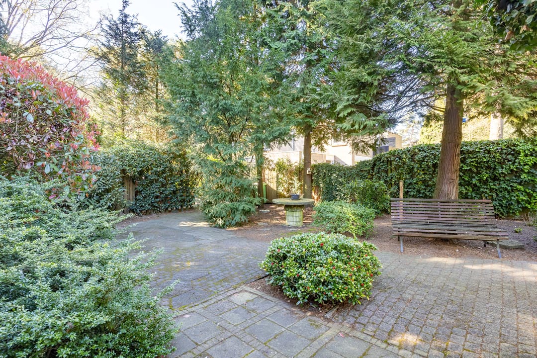 Spacious semi-detached family home with garage in quiet green setting of Veltum — 41