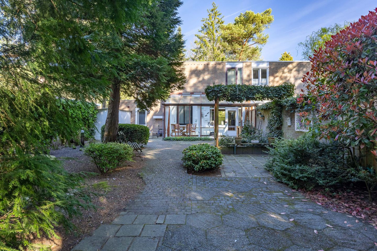 Spacious semi-detached family home with garage in quiet green setting of Veltum — 35