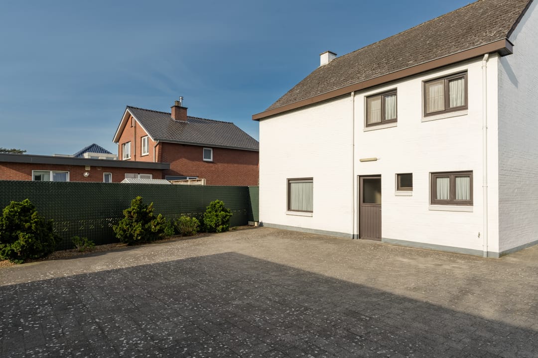 Charmante vrijstaande woning met 4 slaapkamers en ruim perceel nabij de natuur — 38
