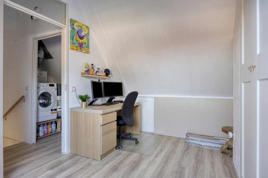 Move-in Ready Terraced Home with Private Parking in Quiet Almere Neighborhood — 31