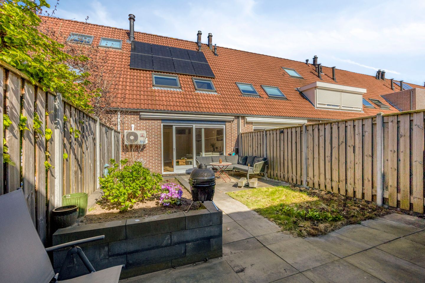 Move-in Ready Terraced Home with Private Parking in Quiet Almere Neighborhood — 35