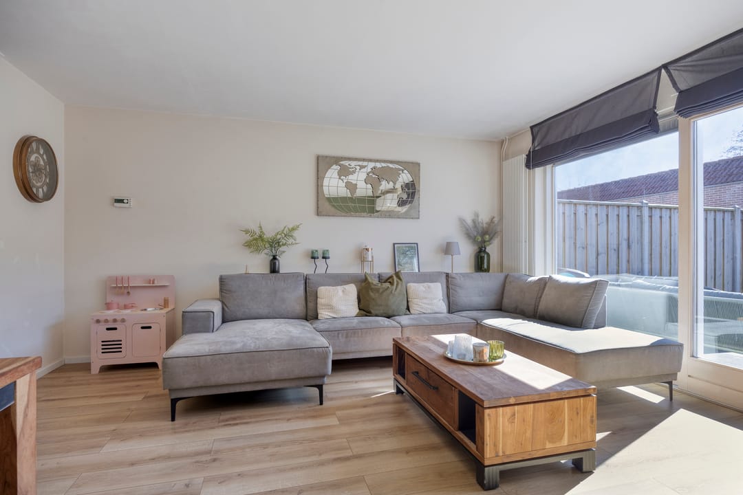 Move-in Ready Terraced Home with Private Parking in Quiet Almere Neighborhood — 13