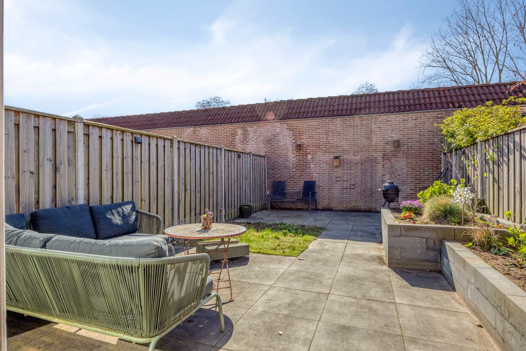 Move-in Ready Terraced Home with Private Parking in Quiet Almere Neighborhood — 32
