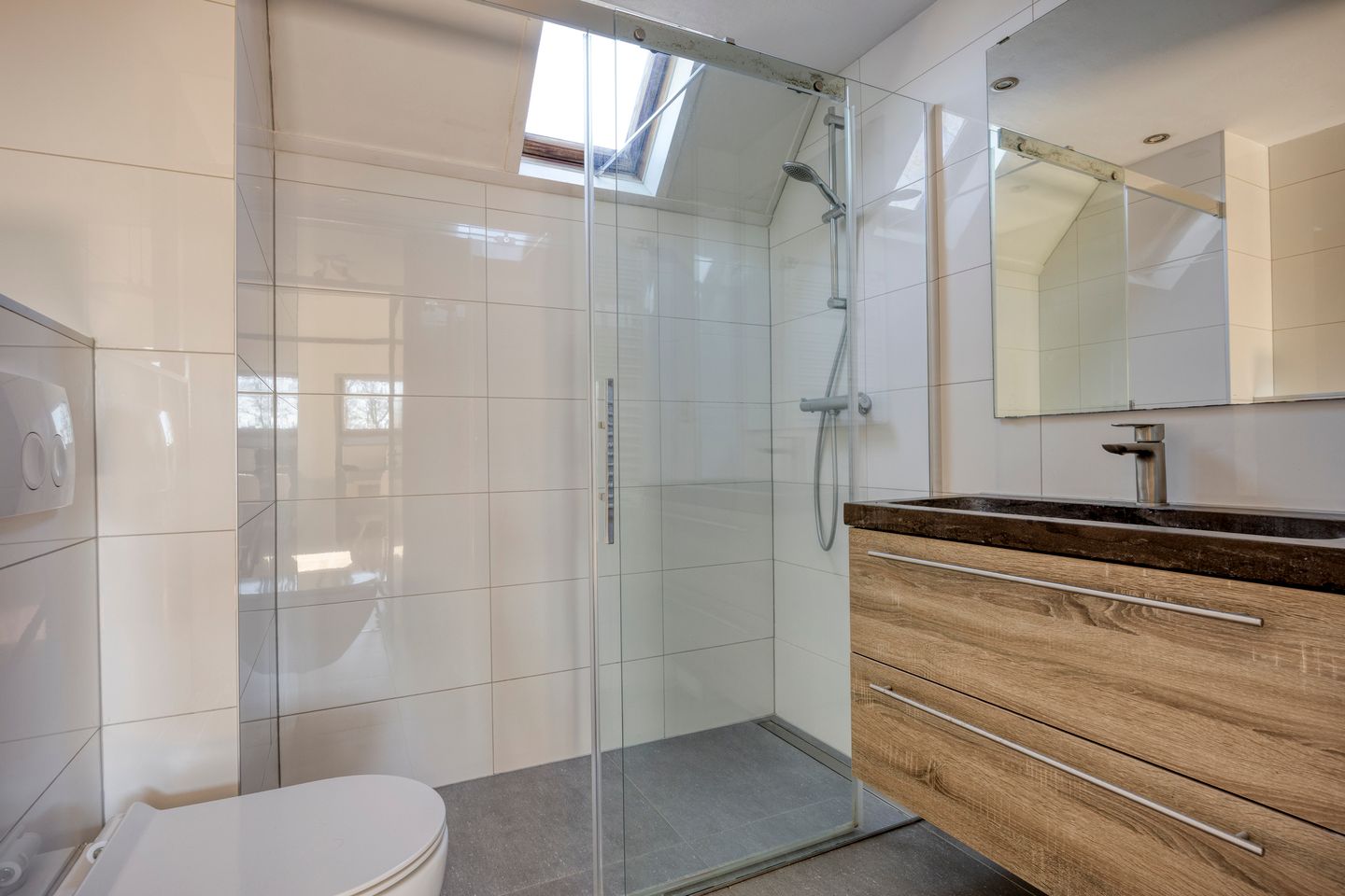 Move-in Ready Terraced Home with Private Parking in Quiet Almere Neighborhood — 25