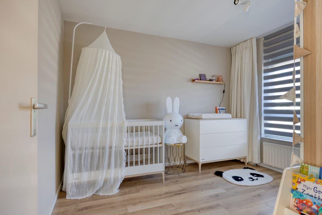 Move-in Ready Terraced Home with Private Parking in Quiet Almere Neighborhood — 22