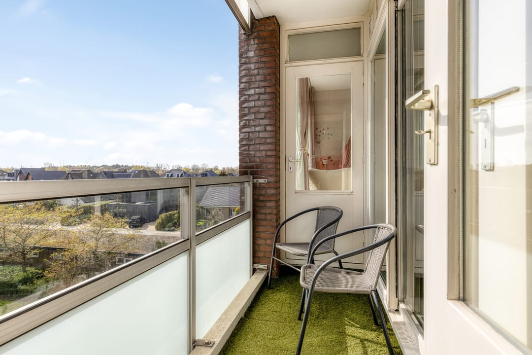 Spacious apartment with two balconies in green surroundings — 16