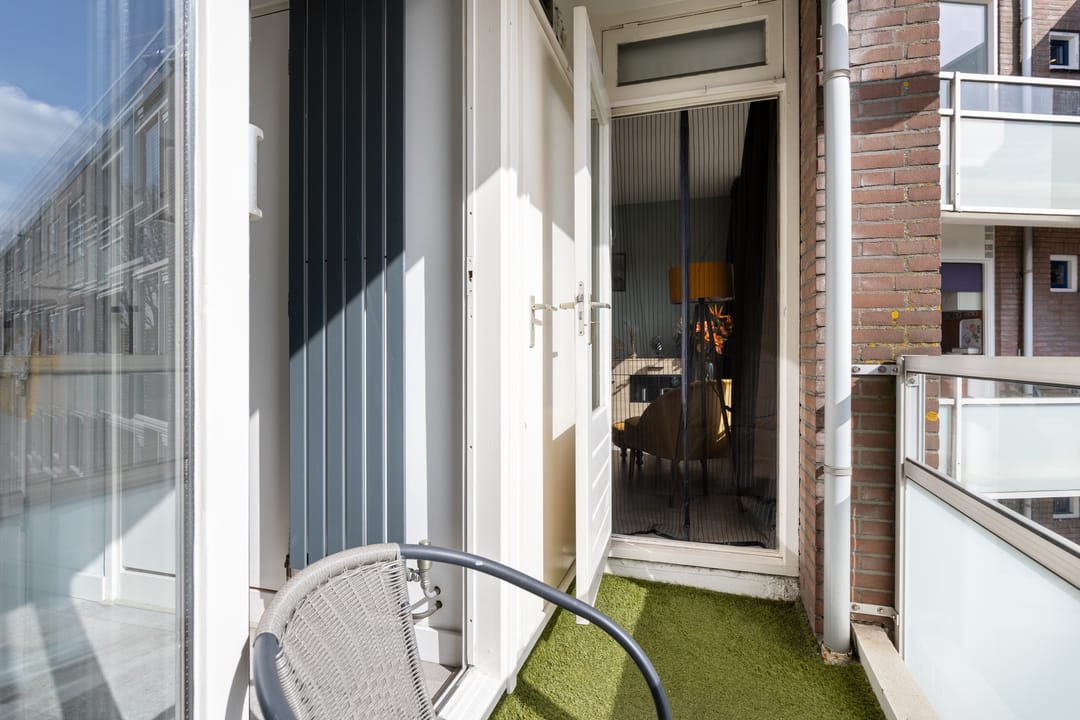 Spacious apartment with two balconies in green surroundings — 17