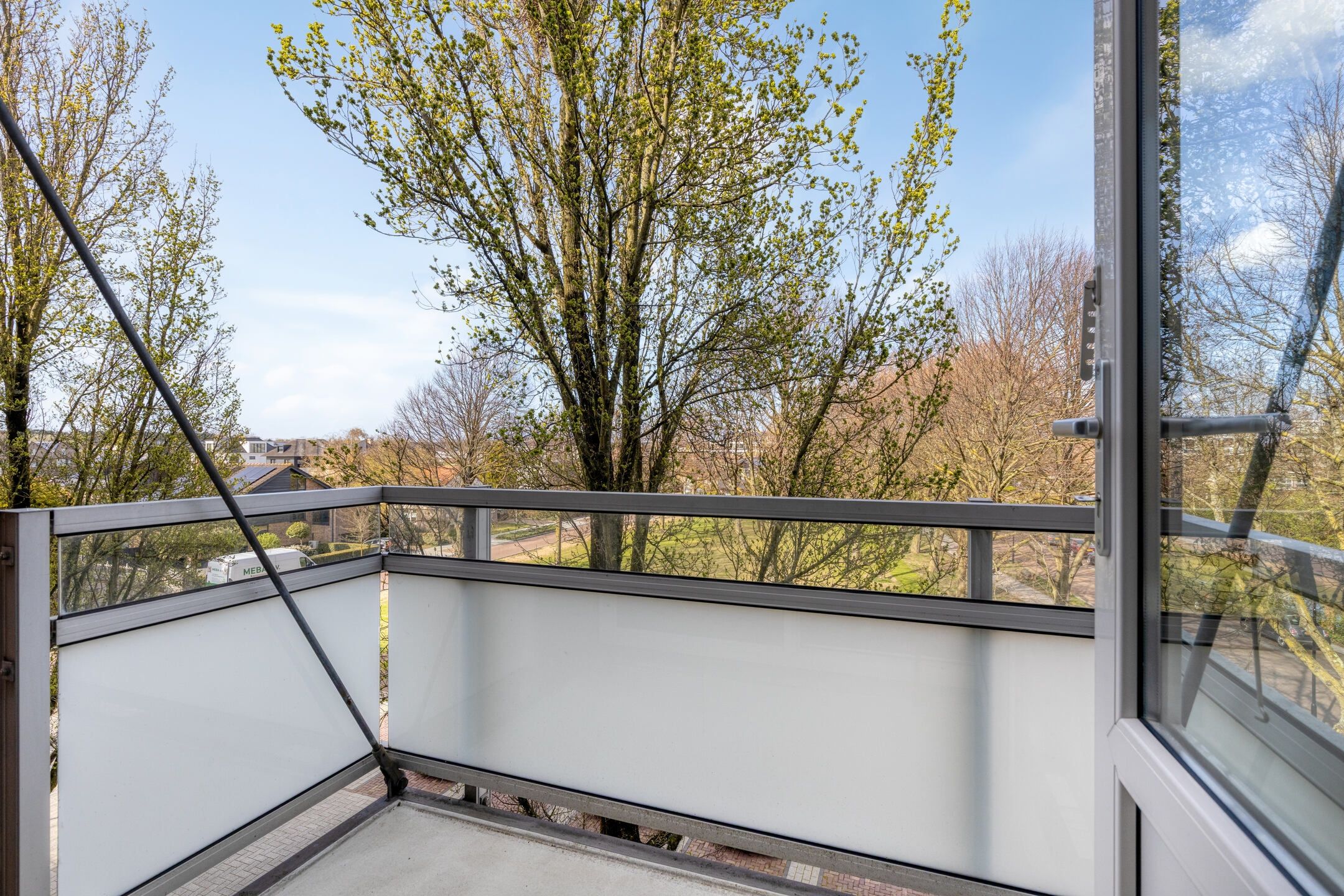 Spacious apartment with two balconies in green surroundings — 12