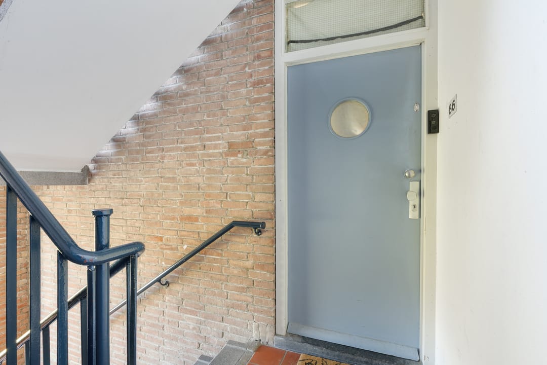 Spacious apartment with two balconies in green surroundings — 7