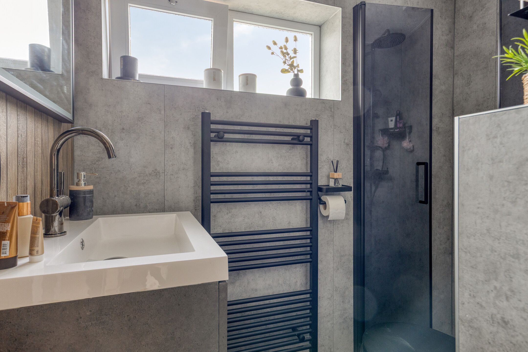 Spacious move-in ready terraced house with four bedrooms — 18