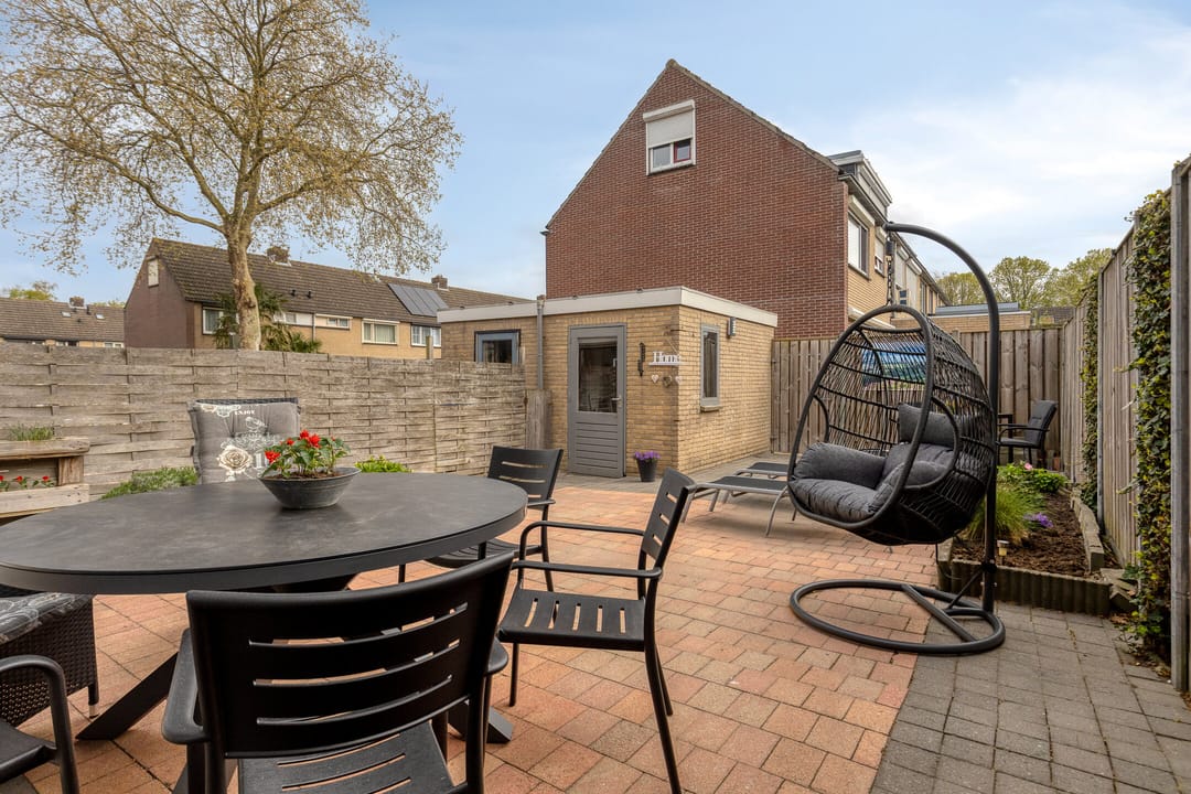 Spacious move-in ready terraced house with four bedrooms — 26