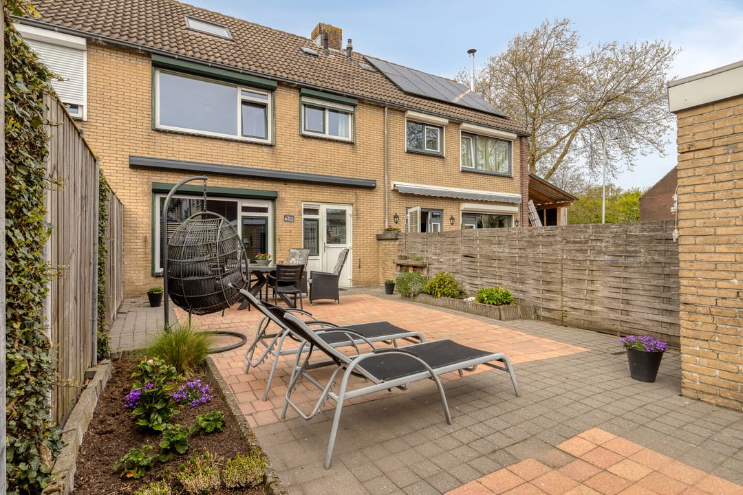 Spacious move-in ready terraced house with four bedrooms — 28