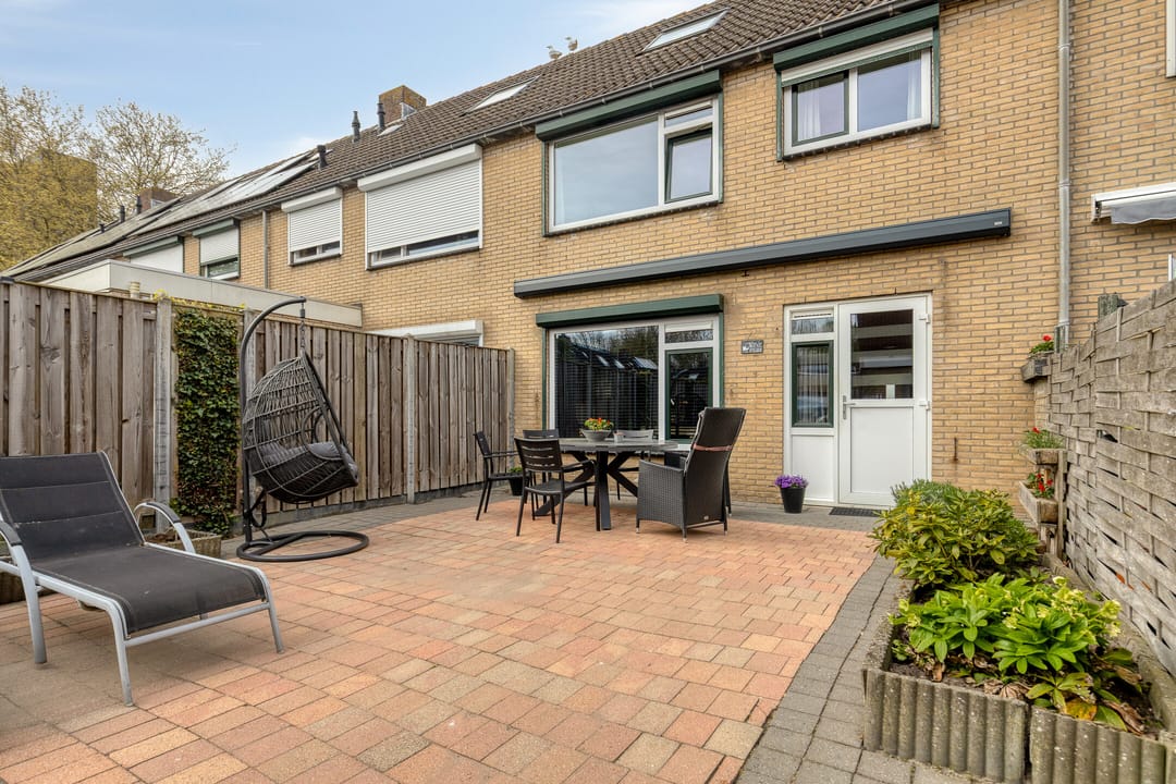 Spacious move-in ready terraced house with four bedrooms — 23