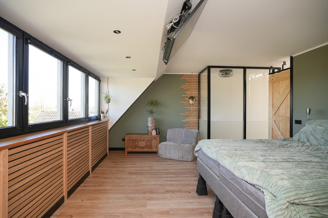 Surprisingly spacious terraced house with six bedrooms in Wamel village centre — 23