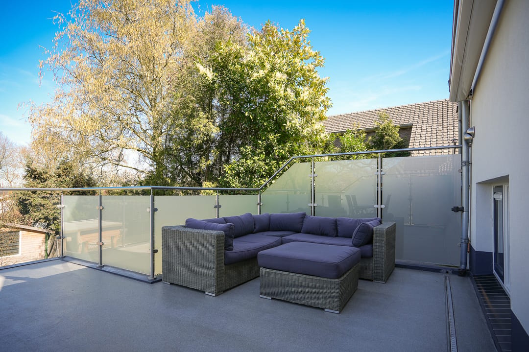 Surprisingly spacious terraced house with six bedrooms in Wamel village centre — 32