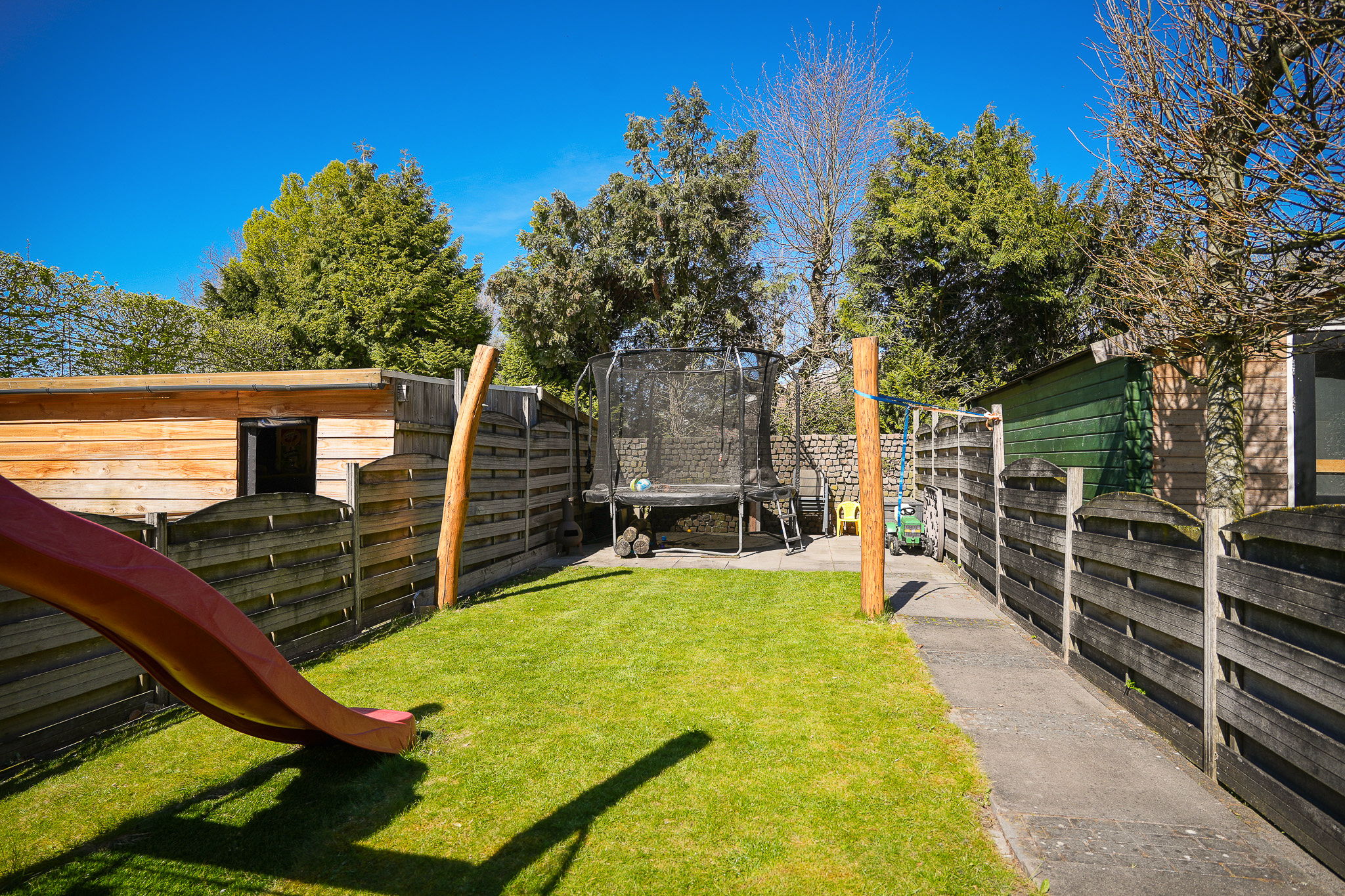 Surprisingly spacious terraced house with six bedrooms in Wamel village centre — 36