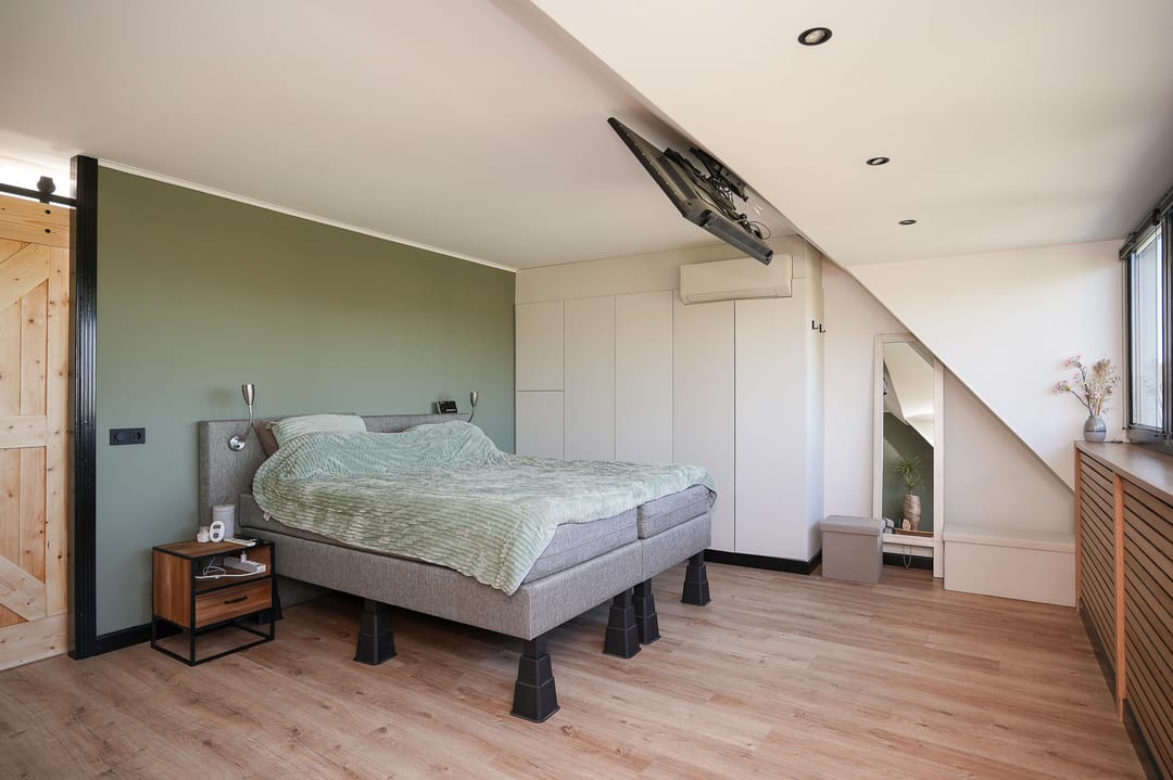 Surprisingly spacious terraced house with six bedrooms in Wamel village centre — 22