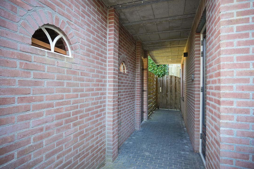 Surprisingly spacious terraced house with six bedrooms in Wamel village centre — 41