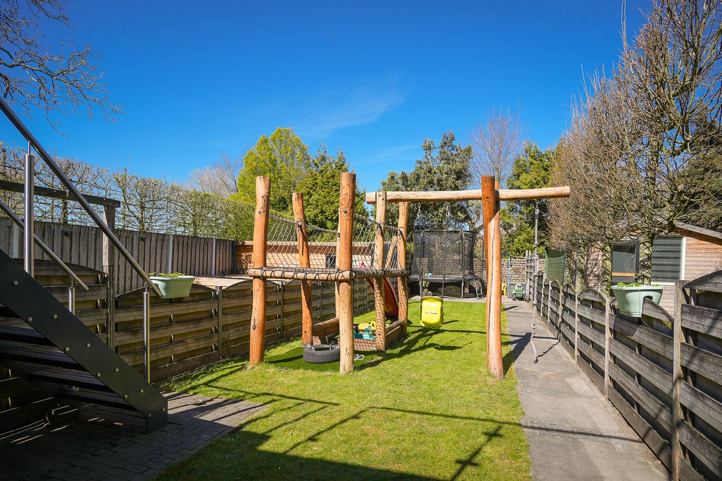 Surprisingly spacious terraced house with six bedrooms in Wamel village centre — 35
