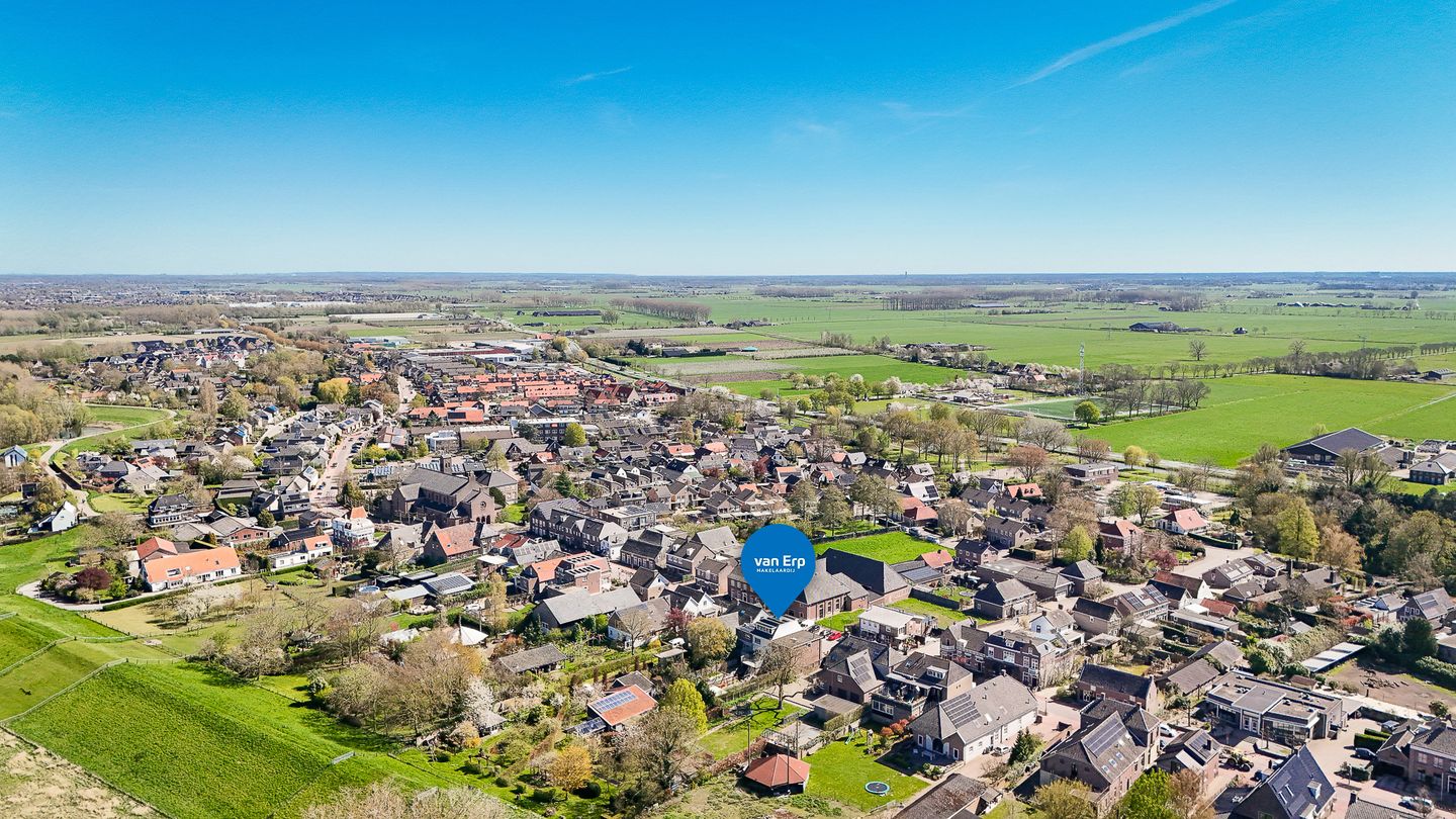 Surprisingly spacious terraced house with six bedrooms in Wamel village centre — 49